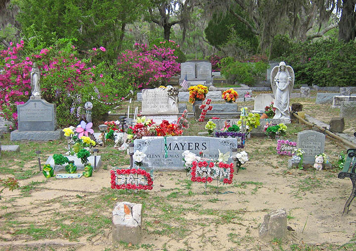 Decorated_graves