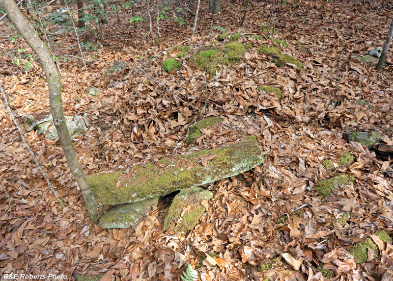 Collapsed_chimney-lintel